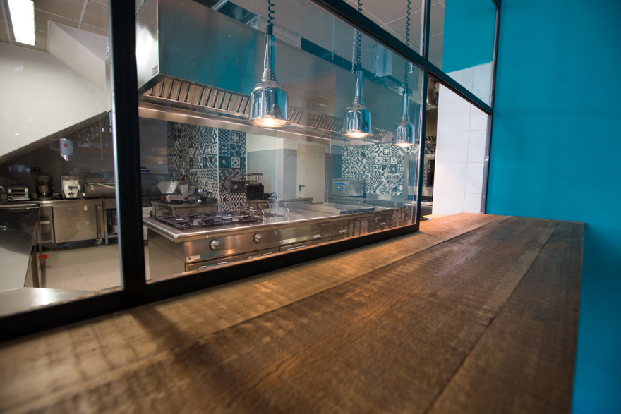 AutoCar & Paddockafe 新颖室内设计,打造一站式汽车装备购物体验-9