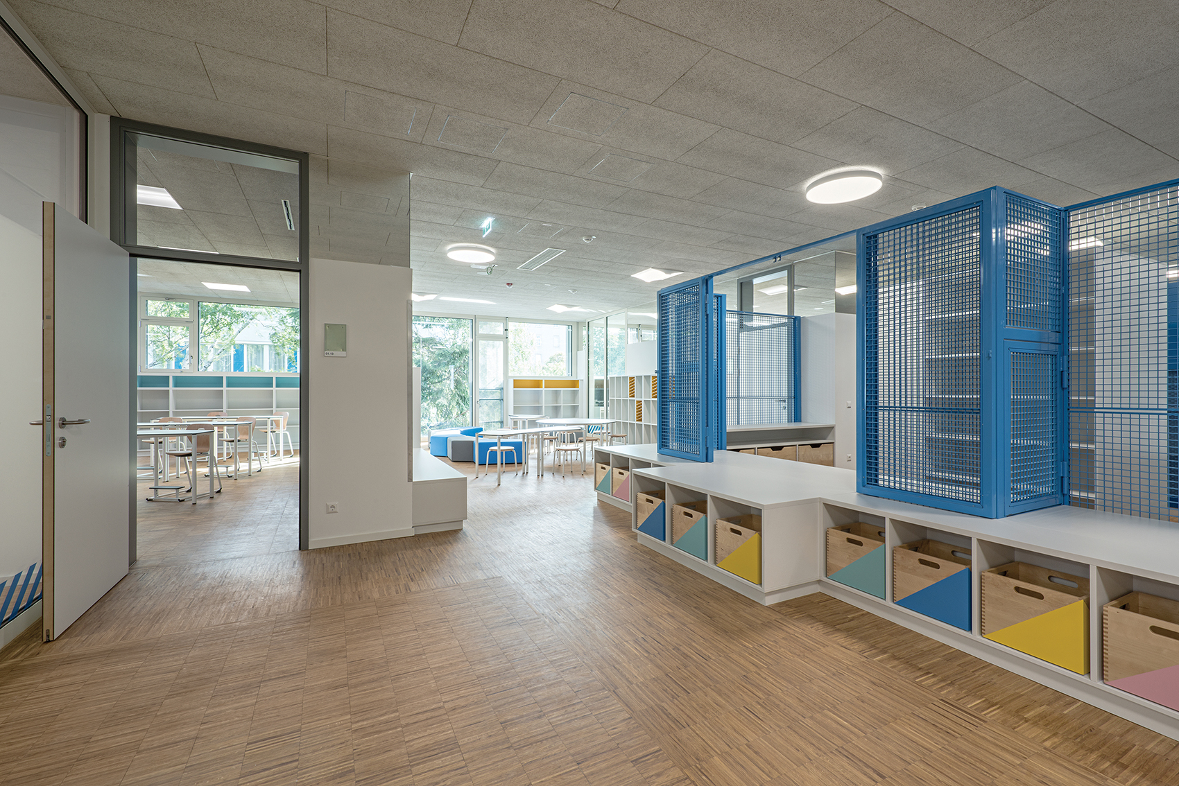 Längenfeldgasse小学& 职业学校，奥地利/错落的露台融合两个不同的机构-32