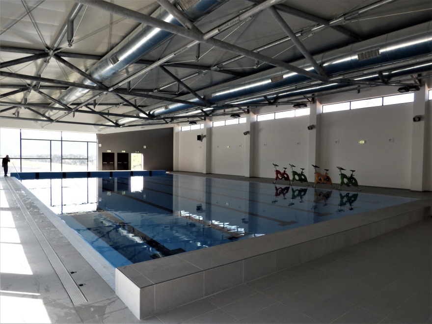 简约线条的新游泳馆设计-10