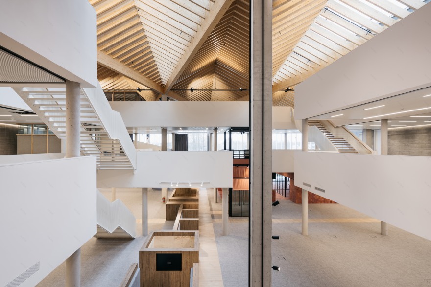 折纸造型,自然光照亮 Campus West 办公空间-0