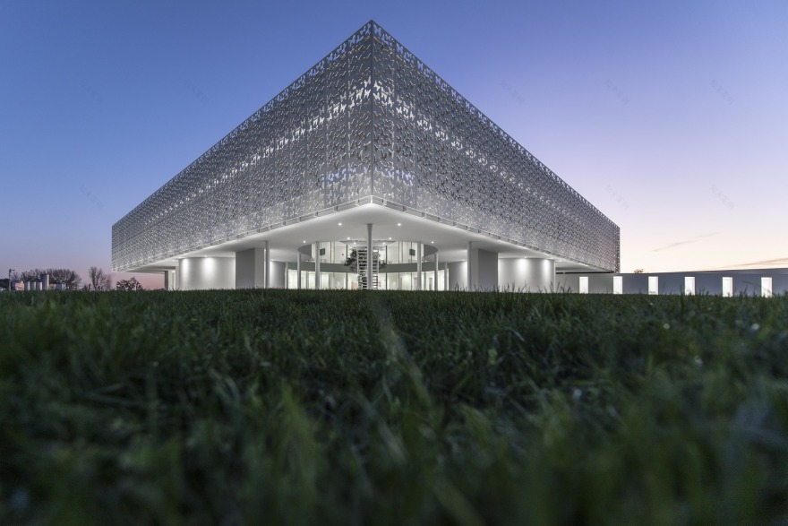 意式蝶舞·Omnicos 化妆品总部办公建筑-32