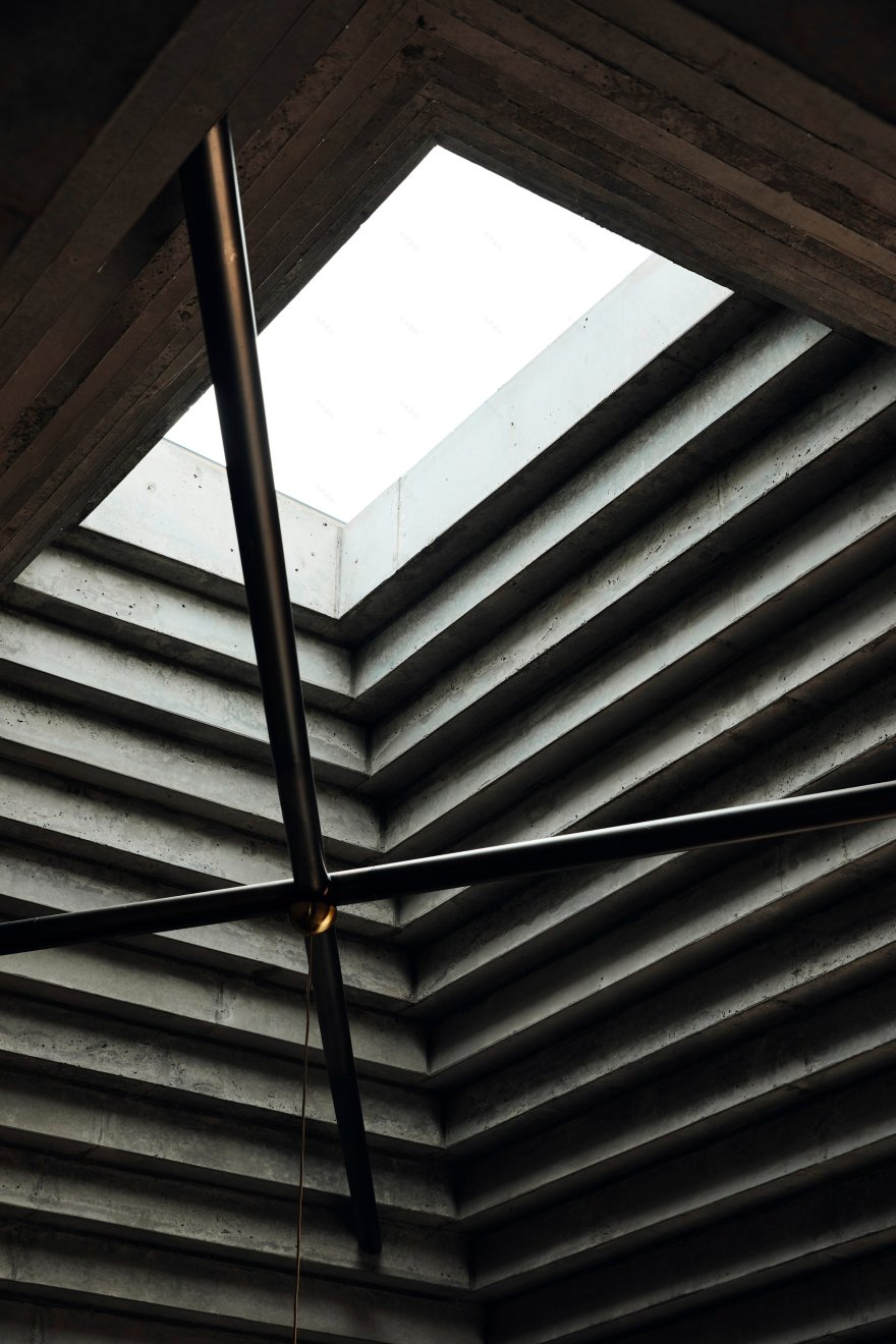 混凝土金字塔下的海滩别墅设计-39