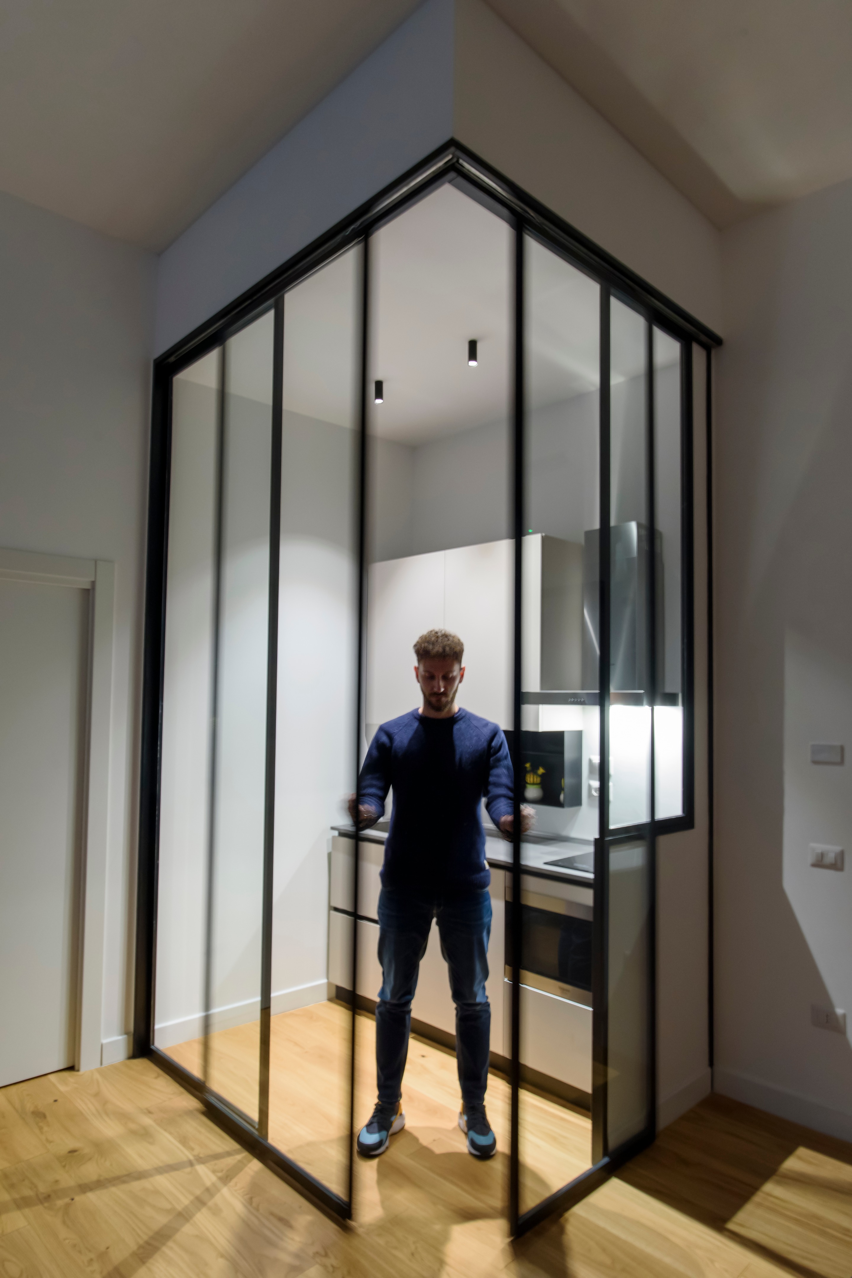 透明空间中的静谧厨房设计-0