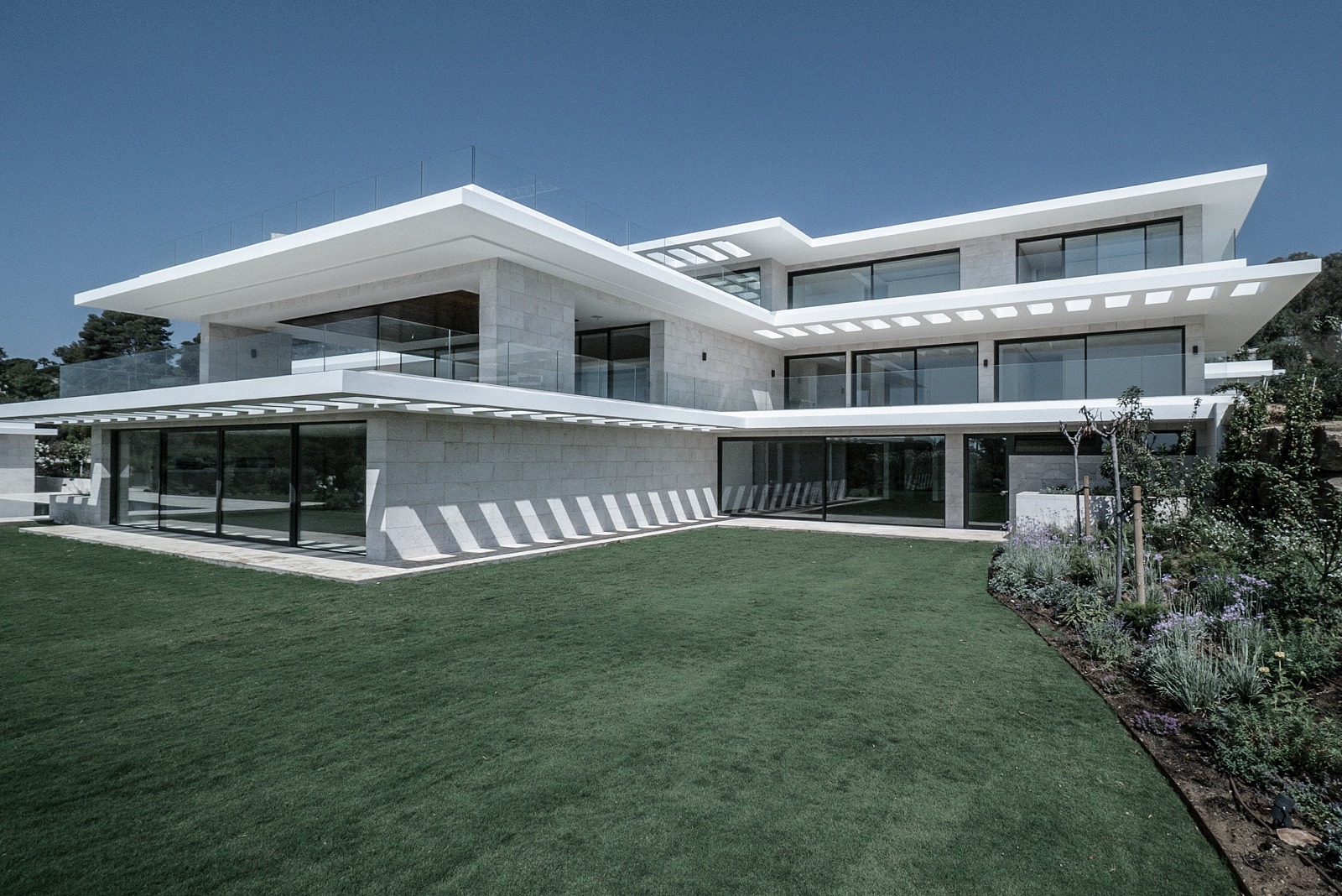 西班牙现代别墅设计,极致奢华与自然的融合-3