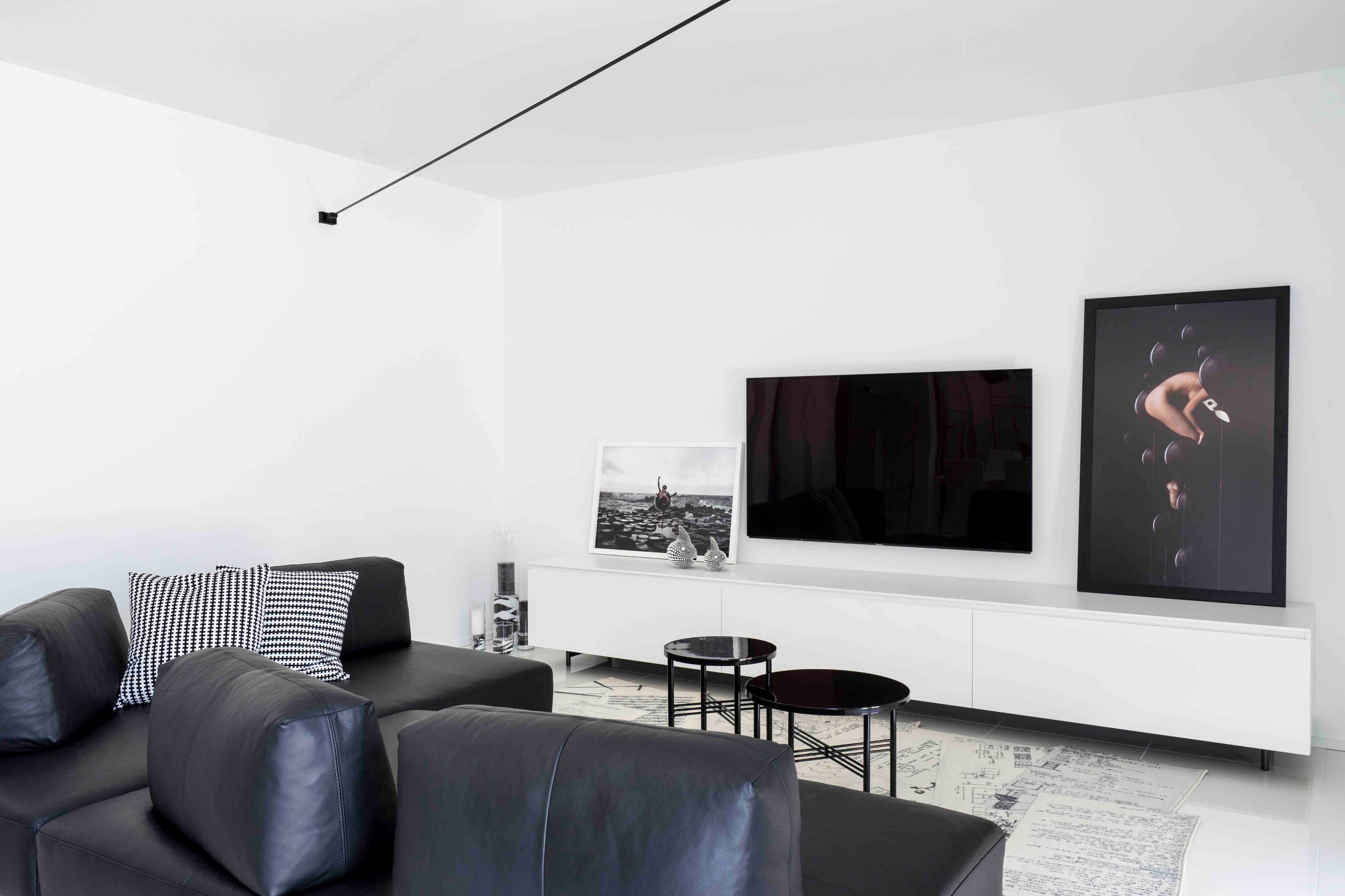 黑白双层公寓设计，量身定制家具展露个性-4