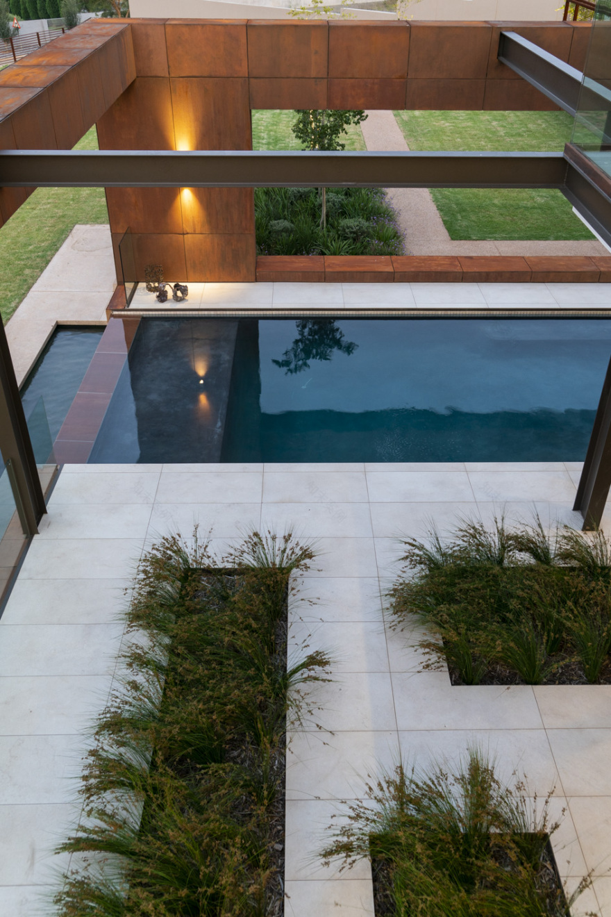 南非 Mooikloof Heights 别墅 | 室内外生活交融,景观迷人-16