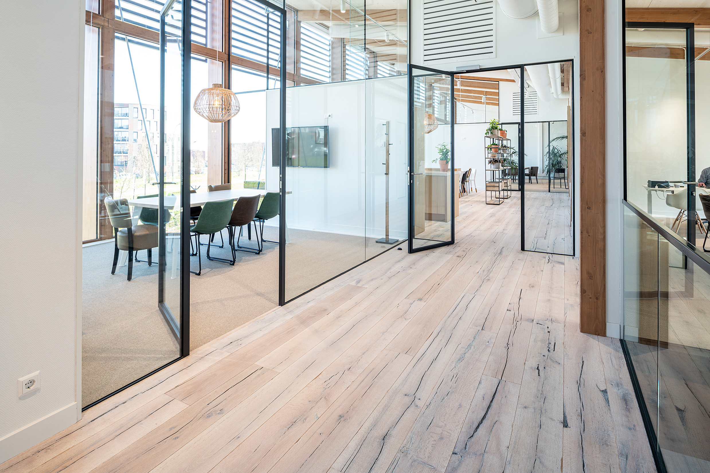 CO2 neutral office builing with reclaimed oak wooden flooring-3
