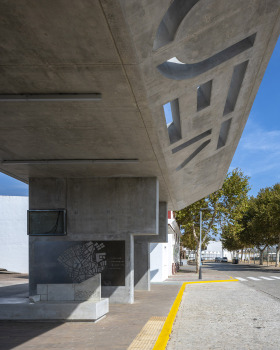 Moguer Gate 公交站台 | 功能多样，舒适便捷