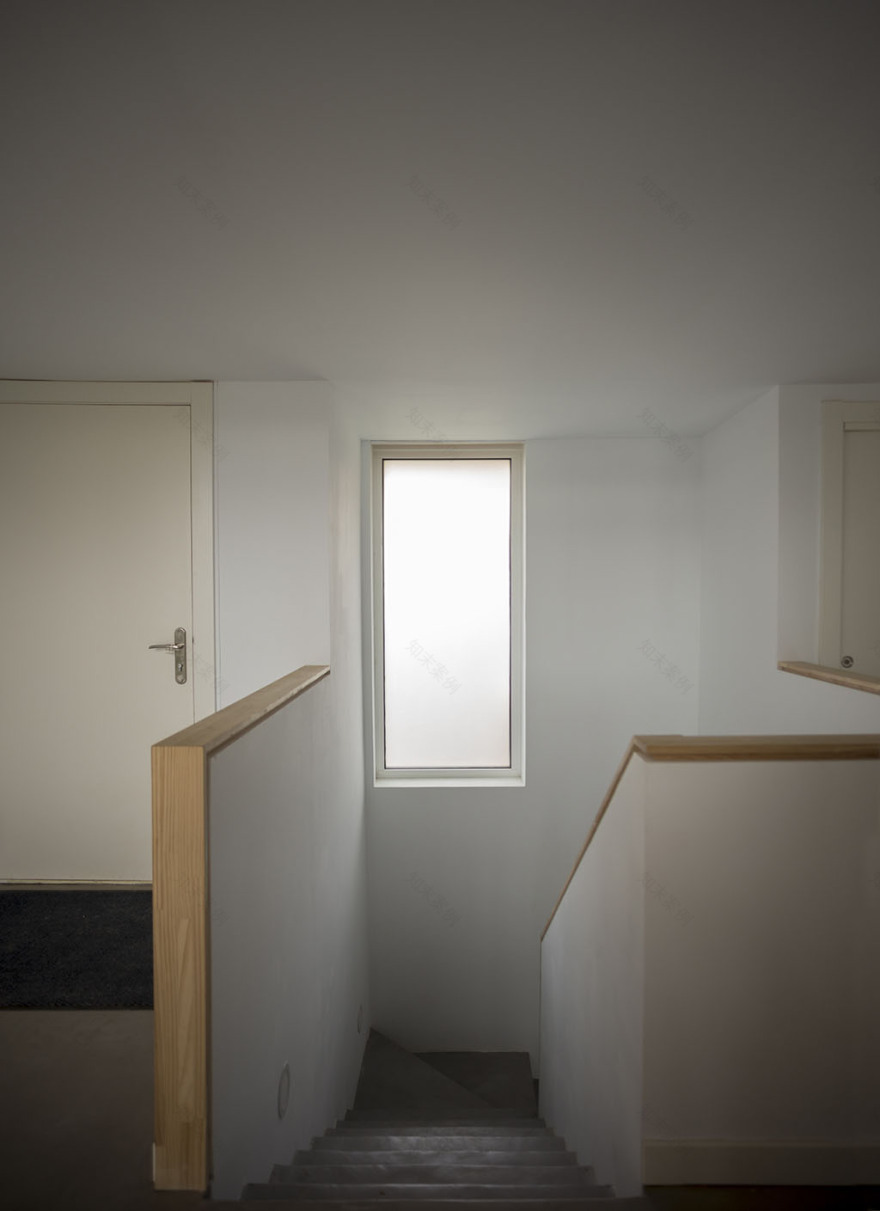 西班牙 Zumaia 山谷中的倾斜别墅-19