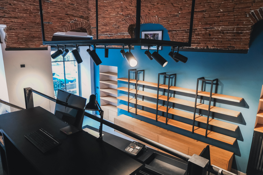 重塑摄影工作室 | 钢黑架构与自然橡木的精致融合-3