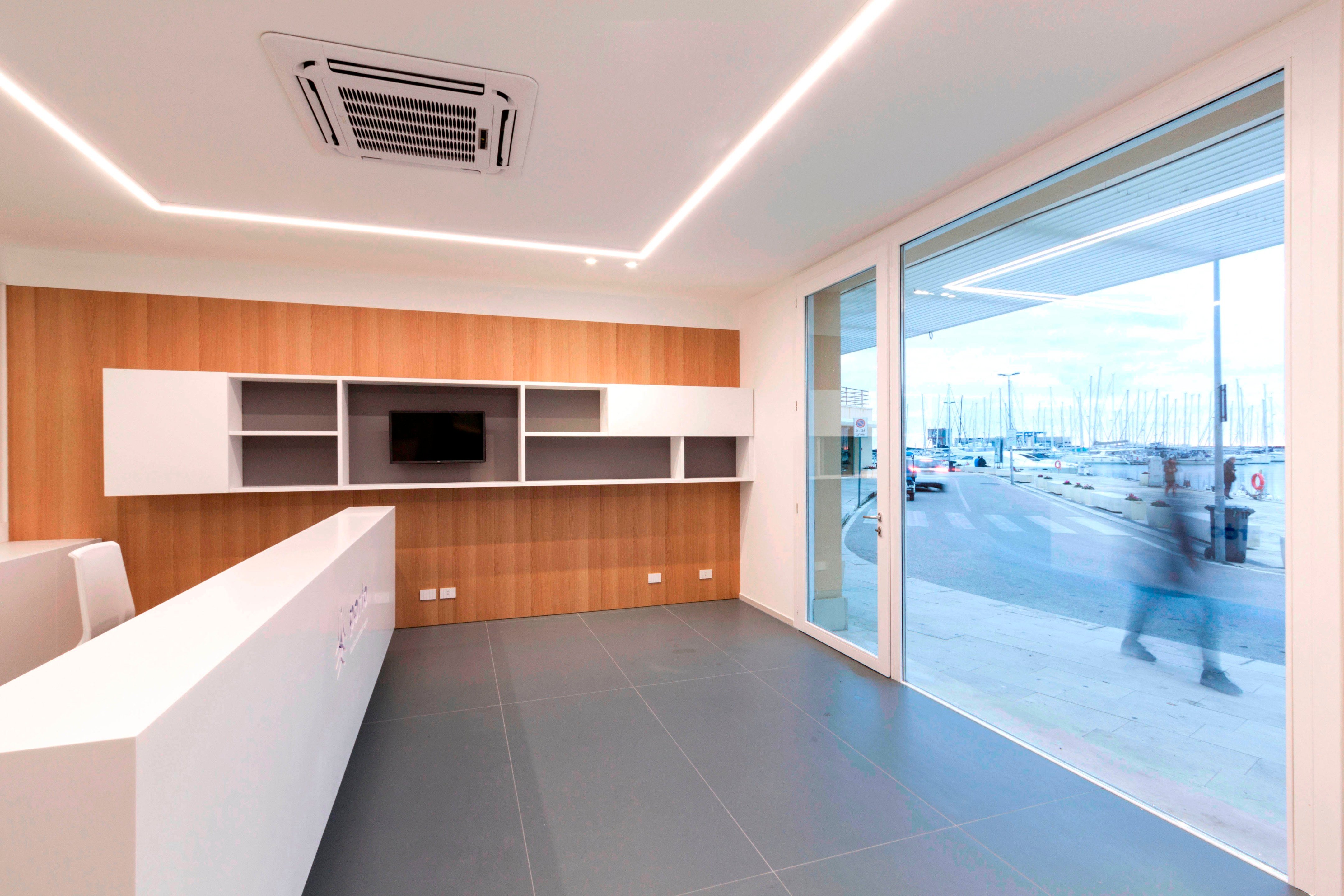 优化空间利用的意大利旅游港口办公室设计-1