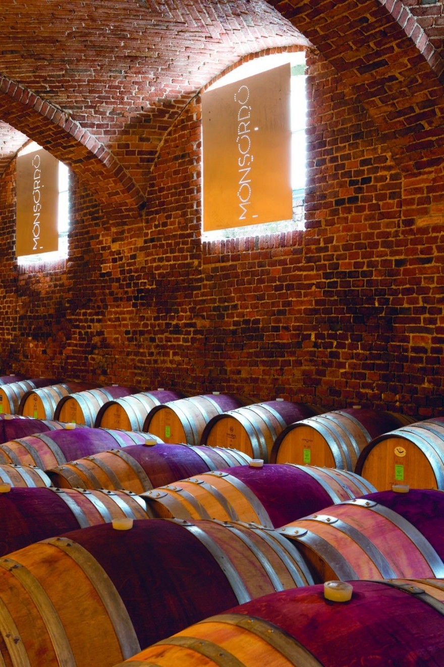 意式酒庄扩建,透明“酒囊”嵌入山丘-5