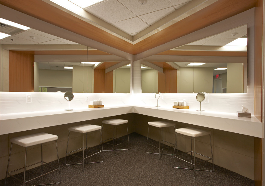 Oakdale Golf and Country Club 女更衣室现代翻新-2