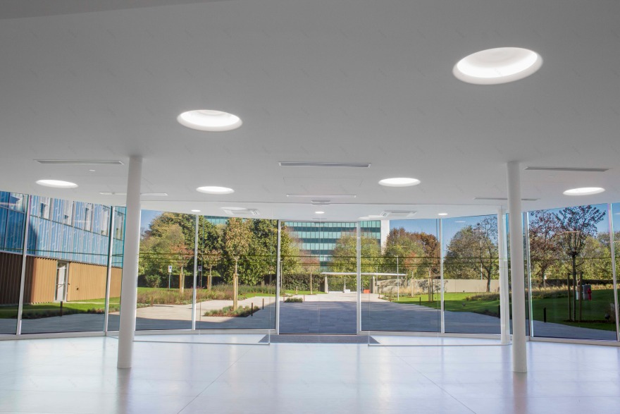 绿色立方体办公建筑 · 旧建筑的新生-9