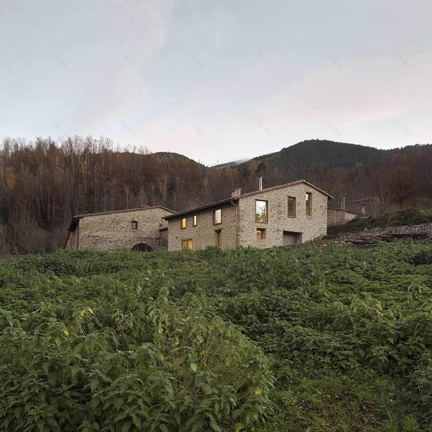 西班牙山谷中温暖色调的马养殖场住宅设计丨Aramé Studio-5