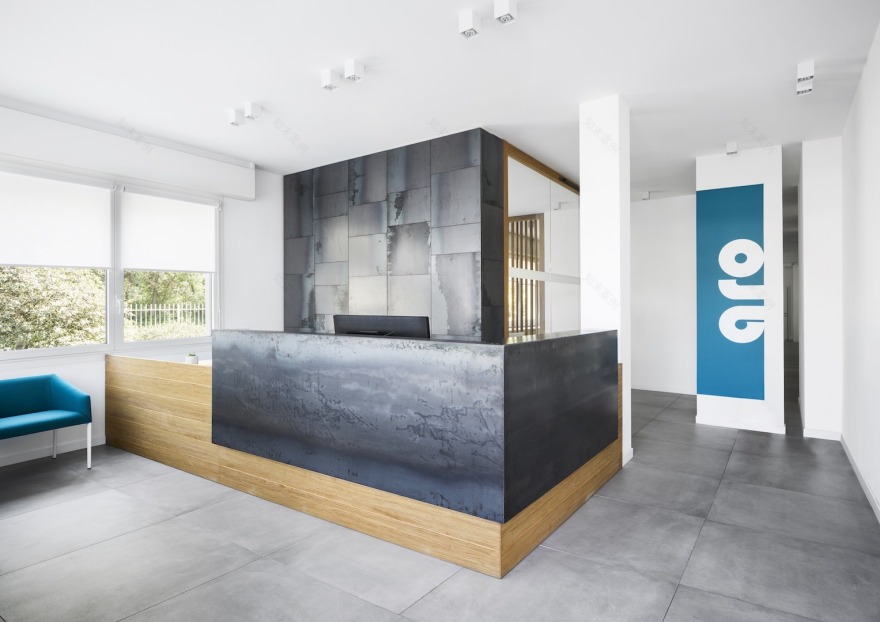 定制实木与玻璃结合,打造优雅办公空间-0