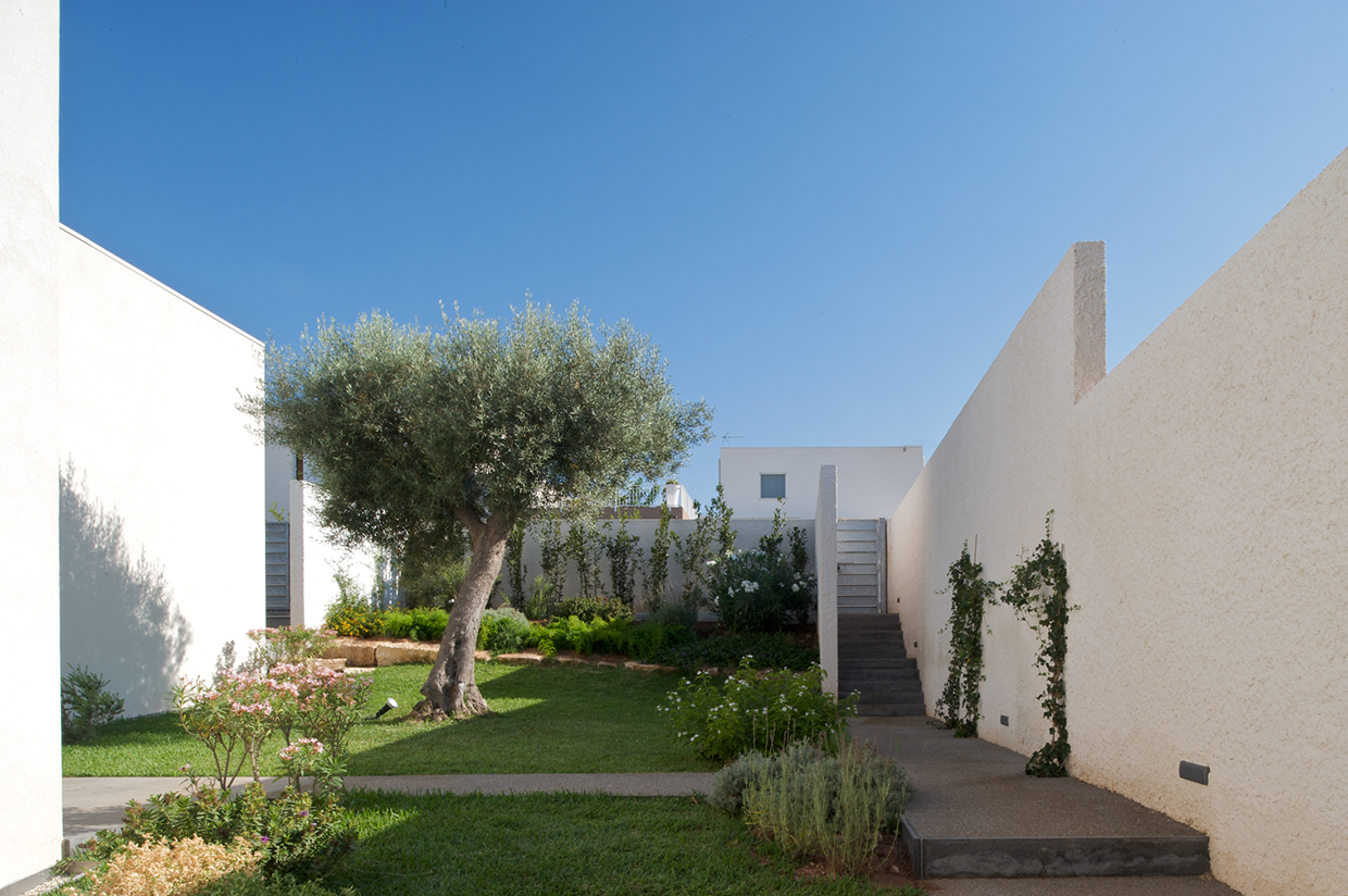 岩石与绿植共生的意式别墅设计-3