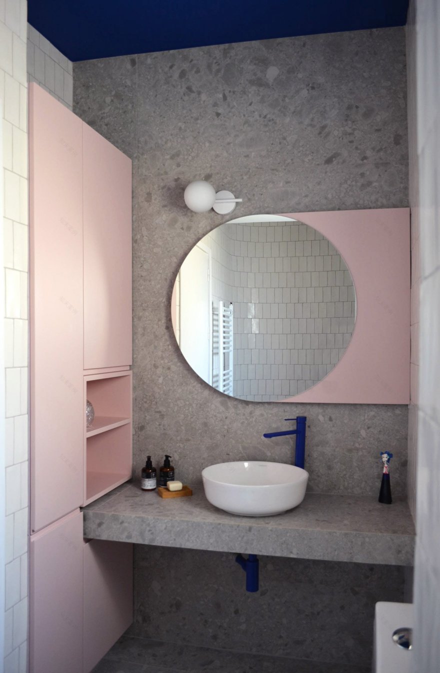 活力色彩的雅典浴室翻新设计-0