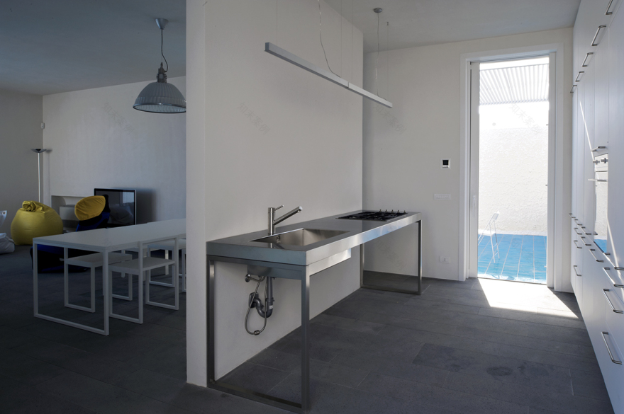 岩石与绿植共生的意式别墅设计-11