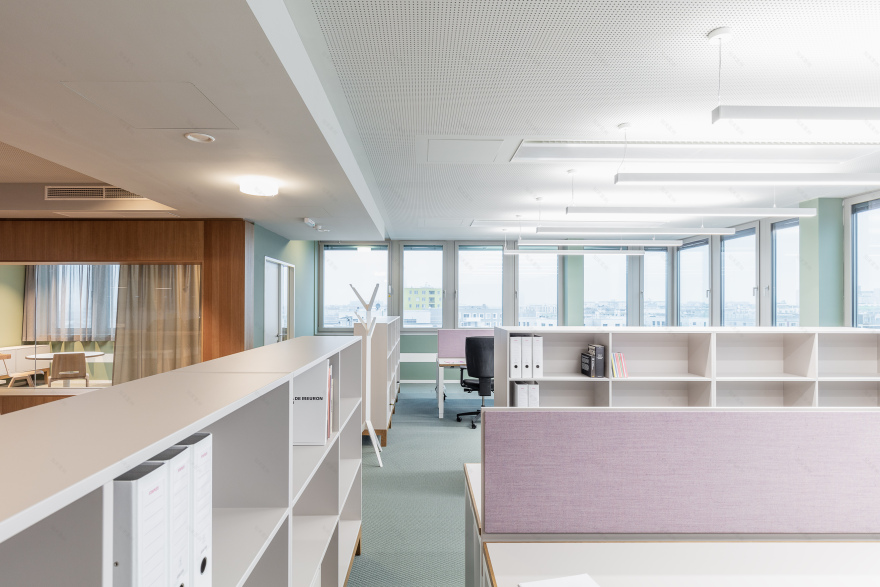 绿蓝相映,自然舒适的办公空间-7