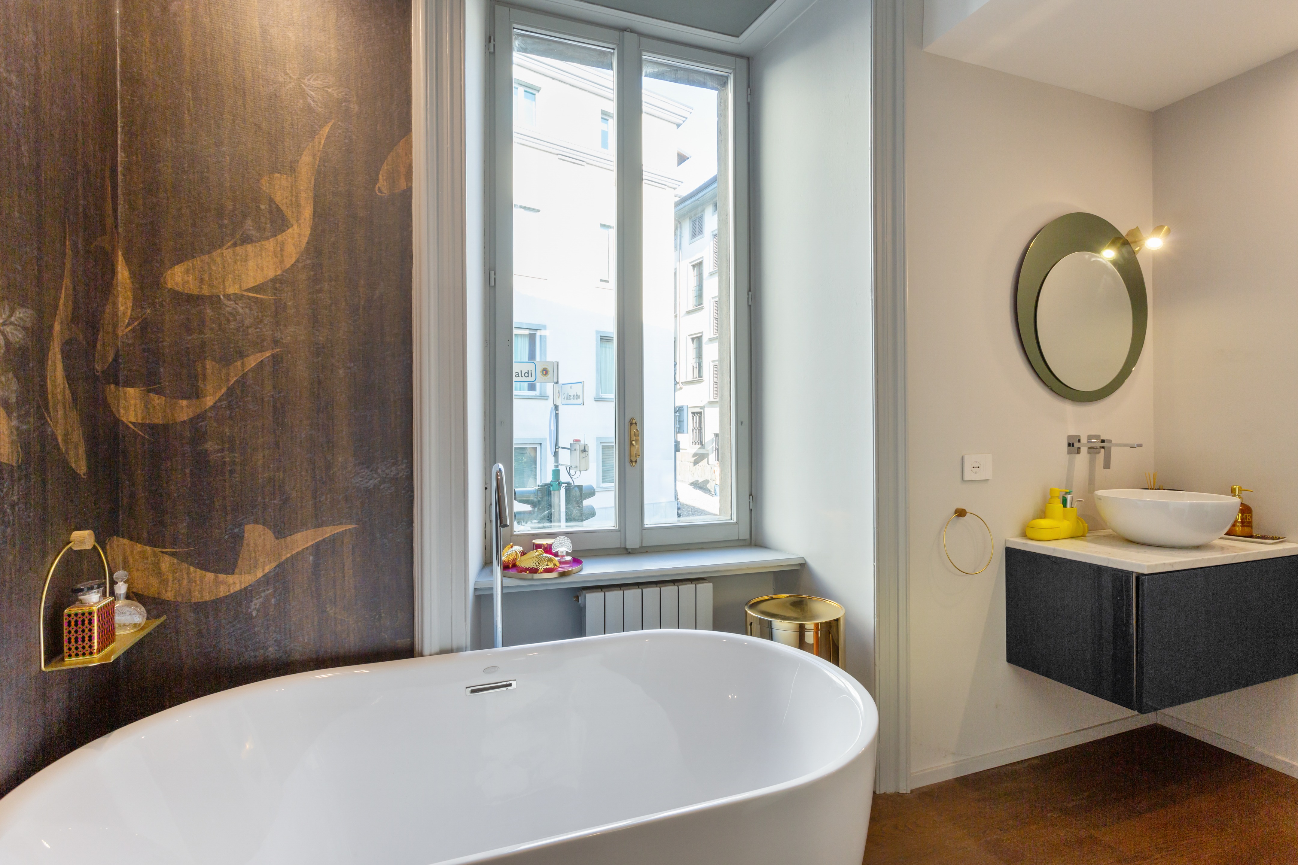 历史建筑中的动物主题复古空间-5