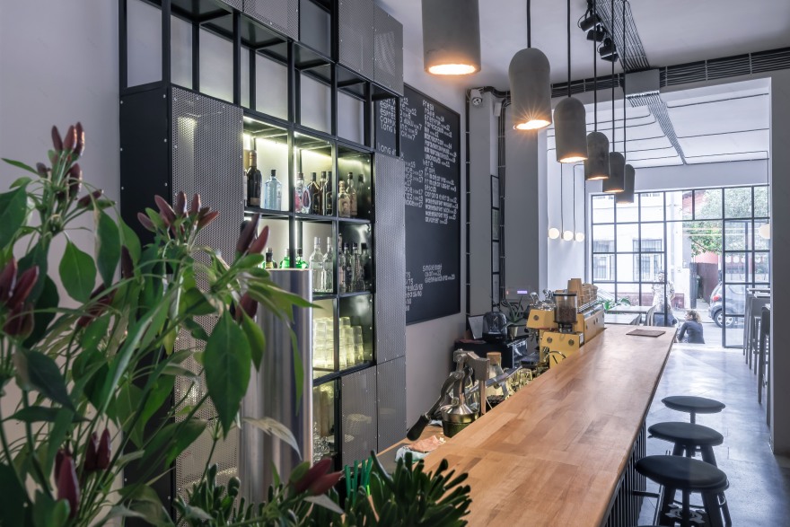 布加勒斯特的一家名为索托的咖啡酒吧,支持当地艺术家-6