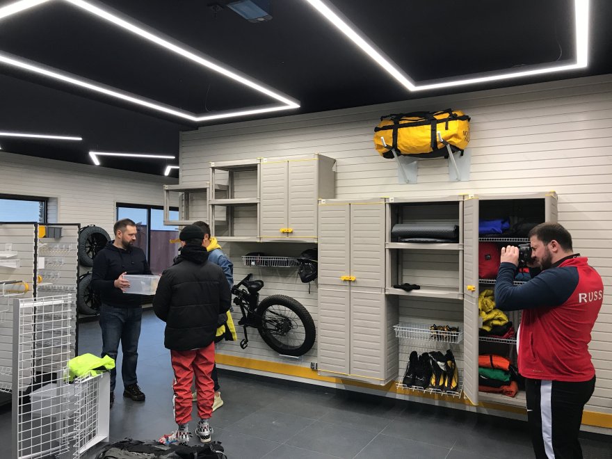 定制汽车美容车库,呈现独特照明设计-6