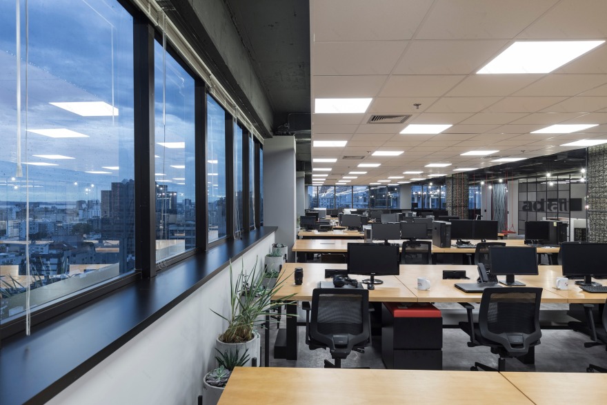 数字媒体公司总部设计,展现工业风与科技感-7