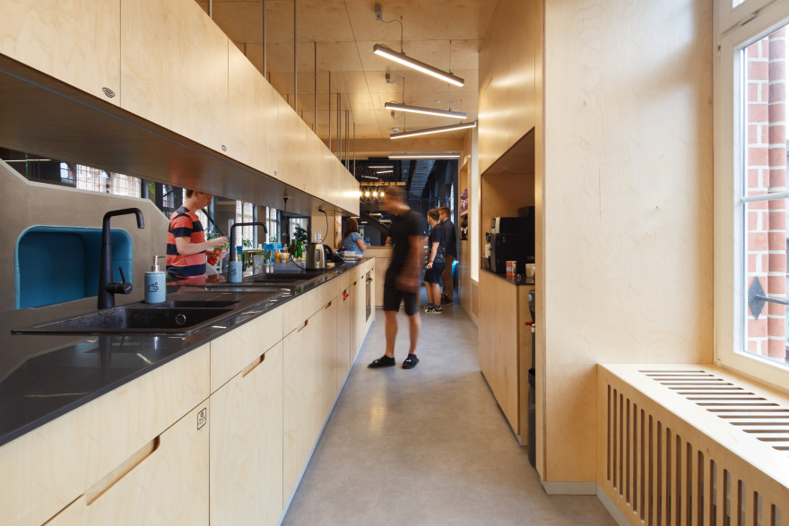 波兰哥特式旧邮局里的创意绿意办公空间-13