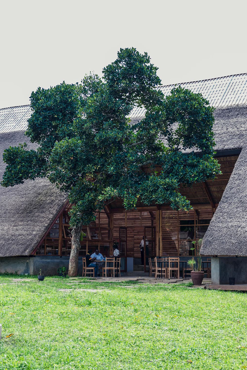 Yamasen日式餐厅，乌干达/桉树木材屋顶下的惬意清凉空间-48