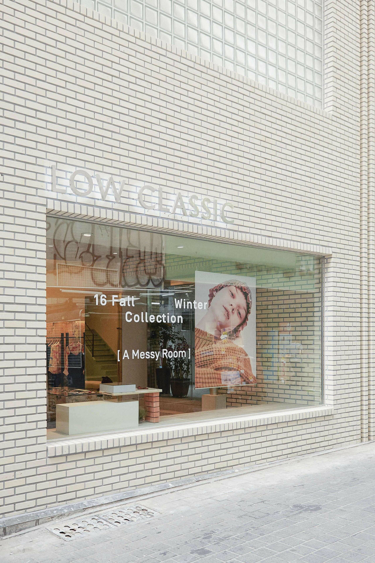 Low Classic Showroom by Creative Studio Unravel-13