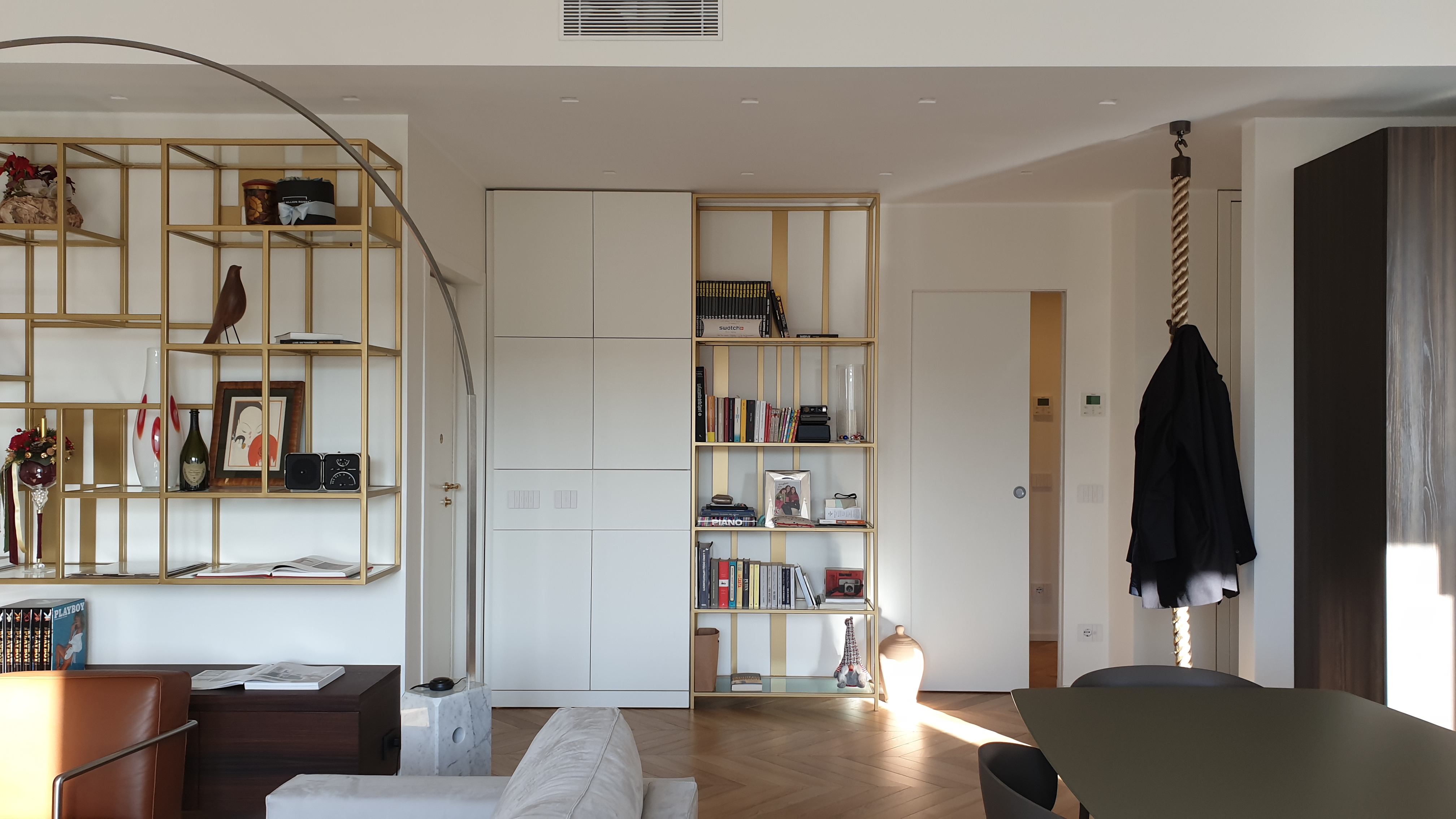 黄金光辉下的自然与人工光影公寓-2