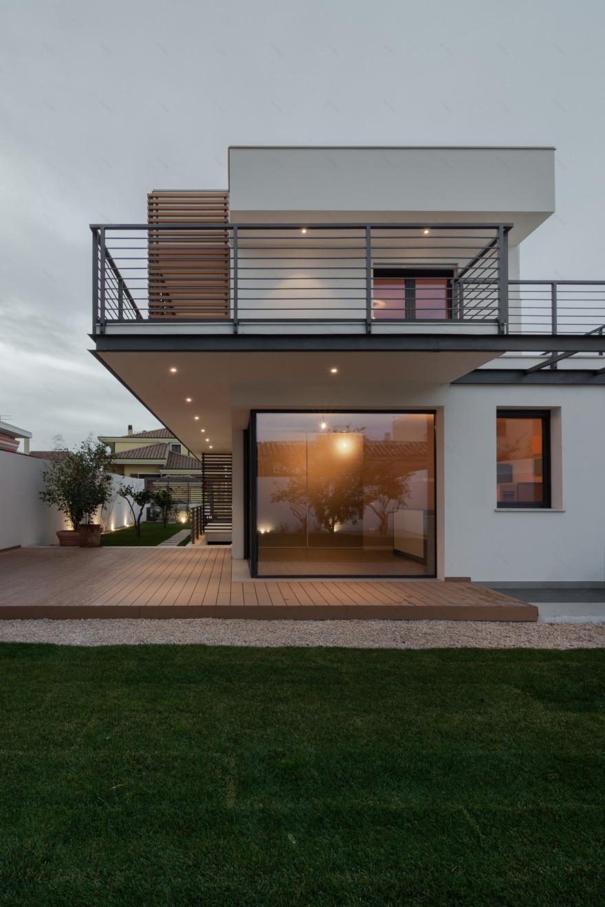 三层楼的灵活布局与光影调控-11