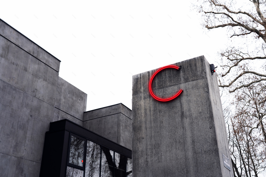 地形融入的黑色影院巨石-10