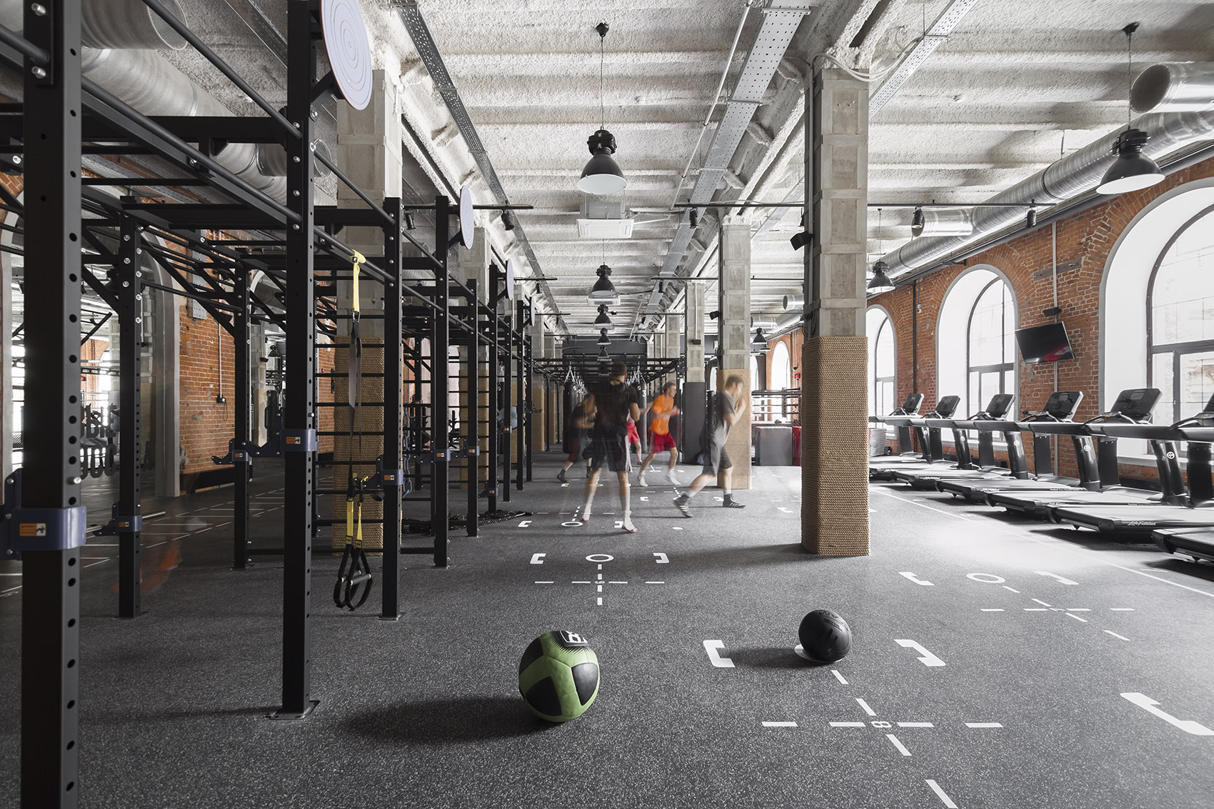 Sektsia健身房，莫斯科/纺织工厂变身充满现代感的健身俱乐部-14