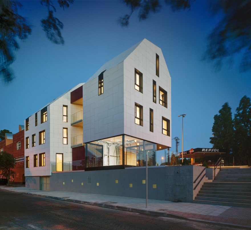 双街交汇处的立体建筑-0