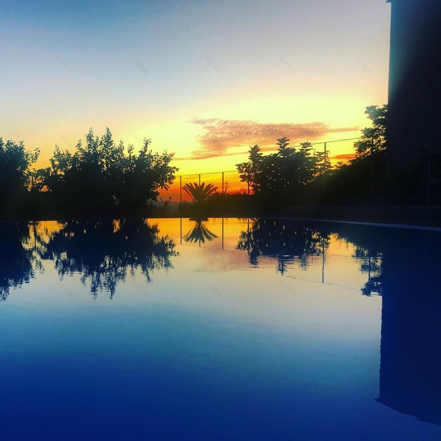 无限延伸的游泳池·与维苏威火山的对话-0