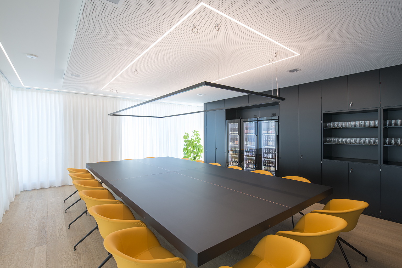 历史建筑中的现代办公室设计 | 铜、黄、木的啤酒主题空间-1