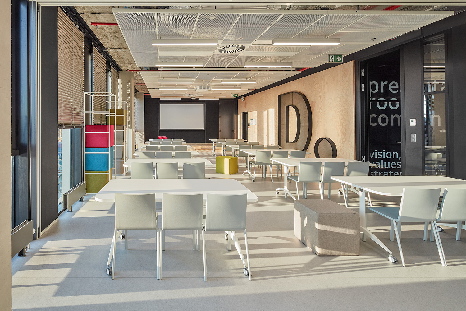 Deloitte Prague 办公室的“生活景观”设计-12