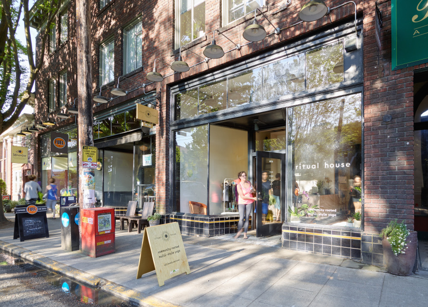 历史建筑中的现代瑜伽空间-12