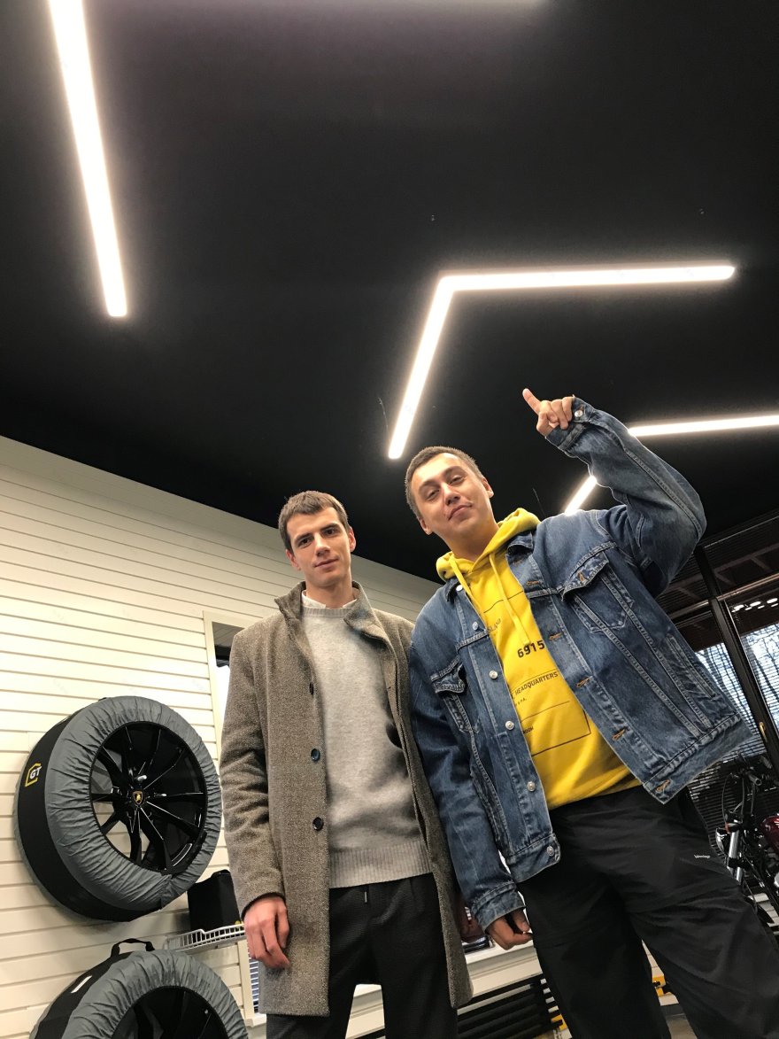 定制汽车美容车库,呈现独特照明设计-9