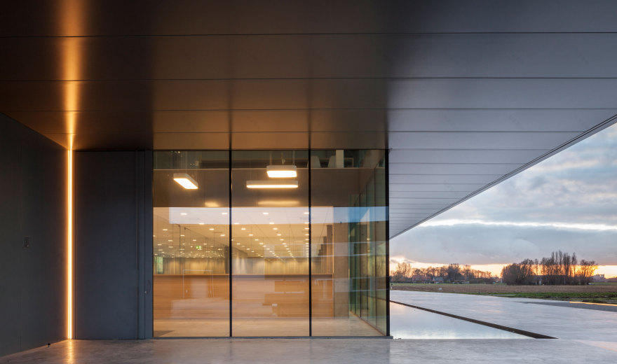 悬浮工业风总部大楼,展现现代办公空间魅力-2