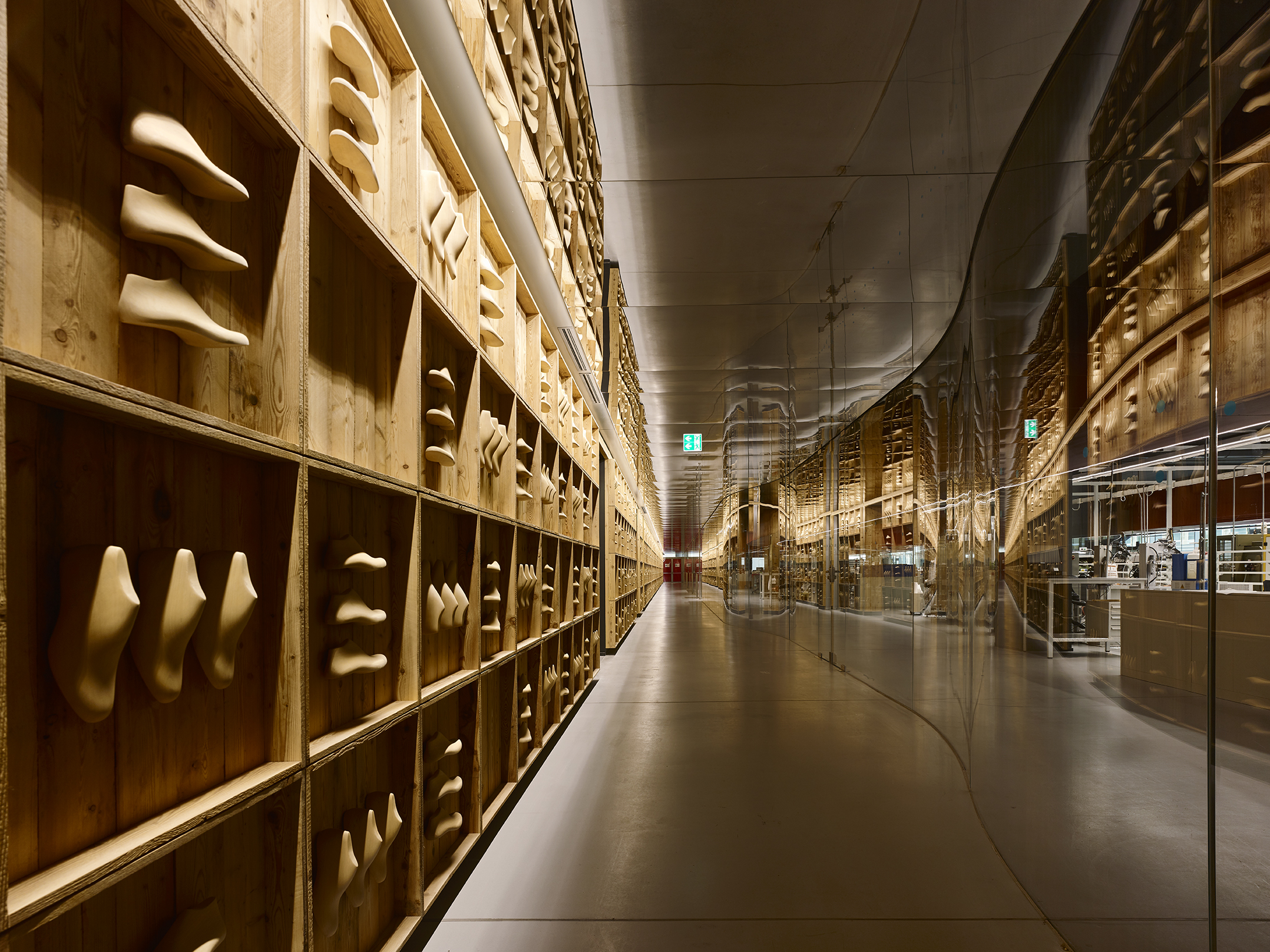 Ferragamo 工厂变身时尚秀场,室内设计展现品牌魅力-7