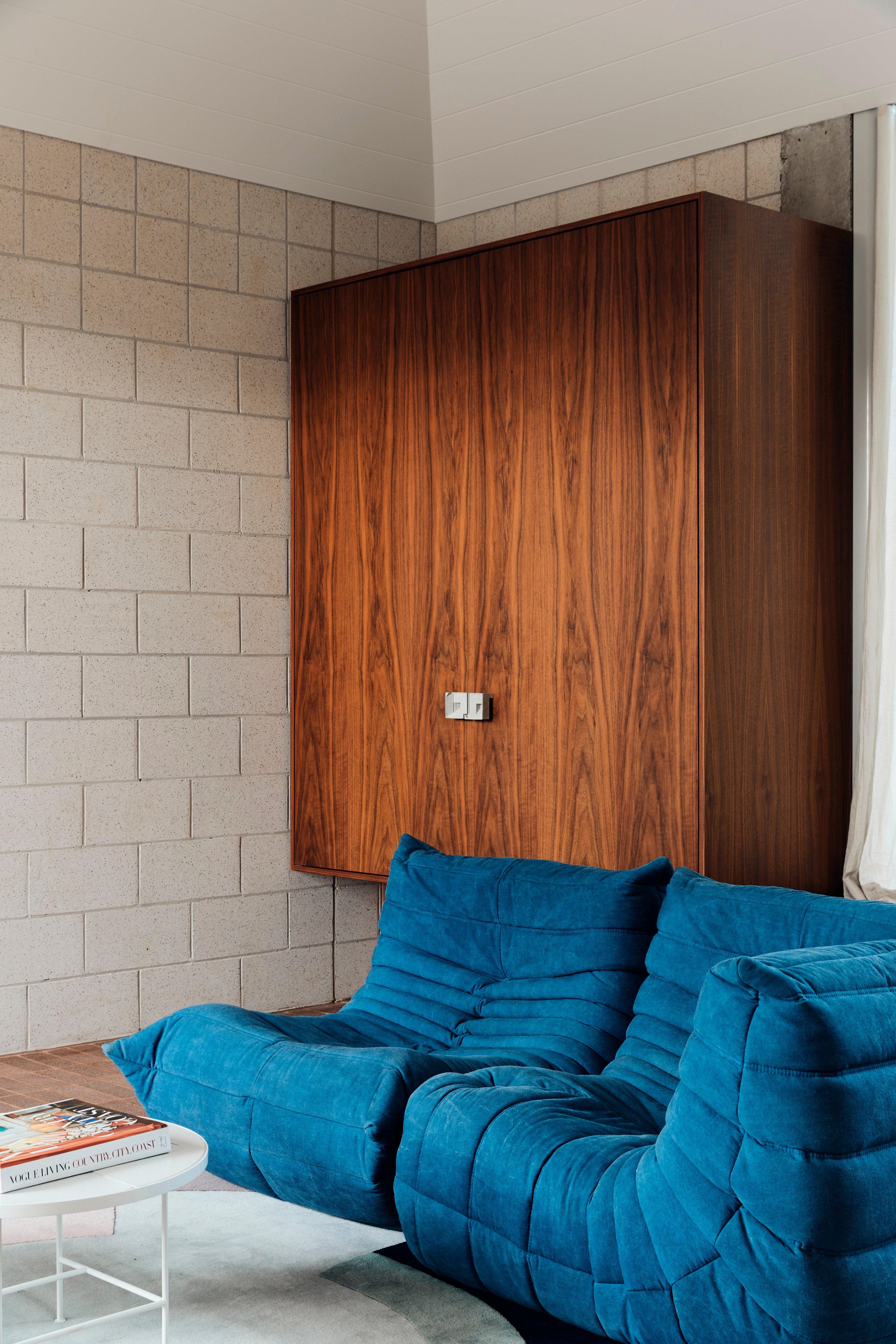 混凝土金字塔下的海滩别墅设计-74