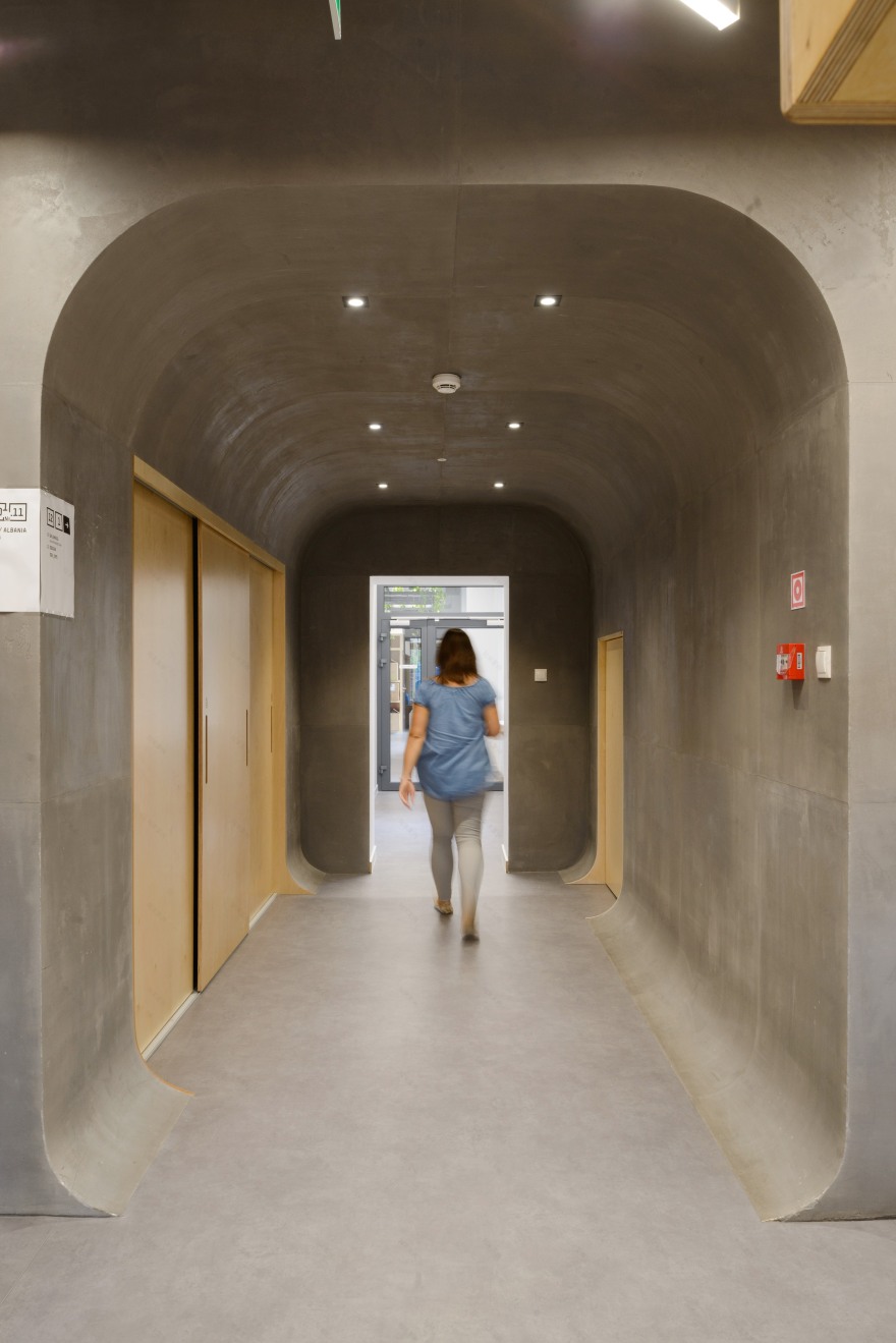 波兰哥特式旧邮局里的创意绿意办公空间-9