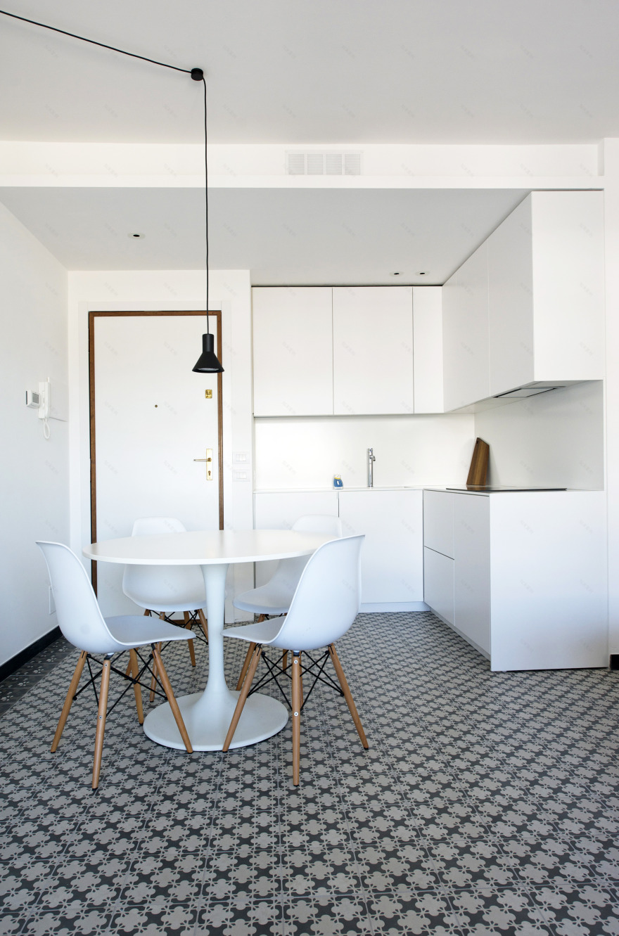 黑白碰撞的简约海景公寓-2