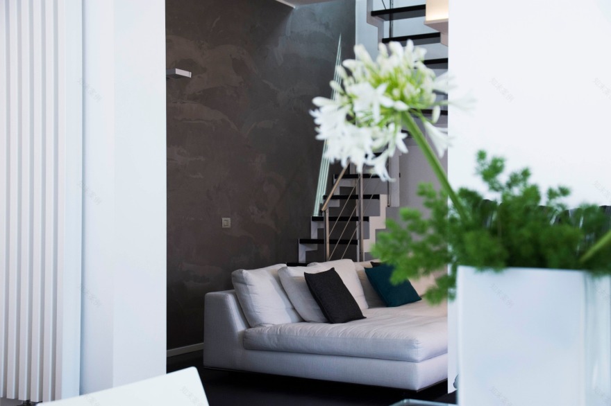 黑白极简,绿意盎然——意大利私人住宅设计-9