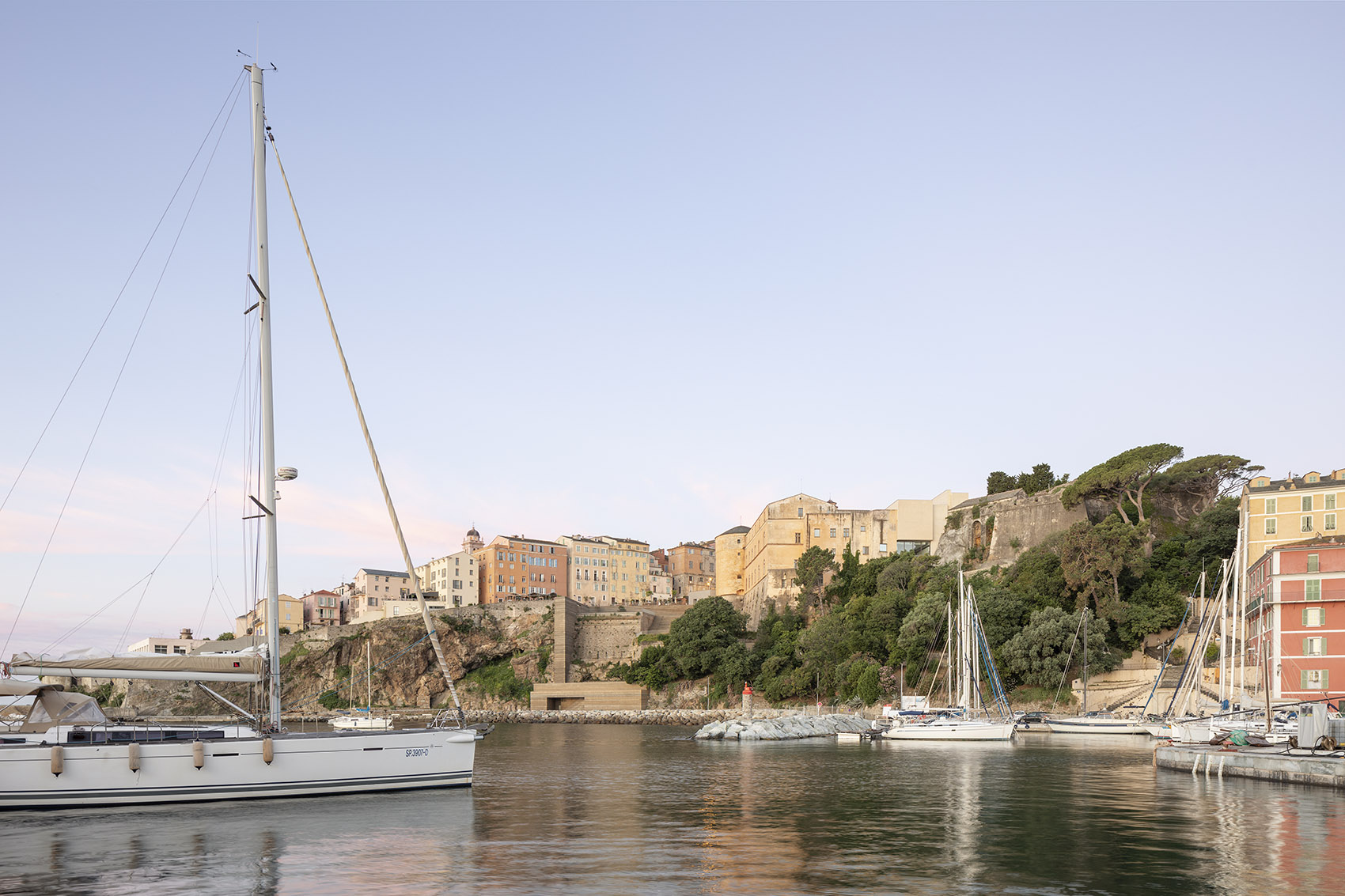 Bastia城堡与港口间的景观空间，法国/充满绿意的舒适连接-7