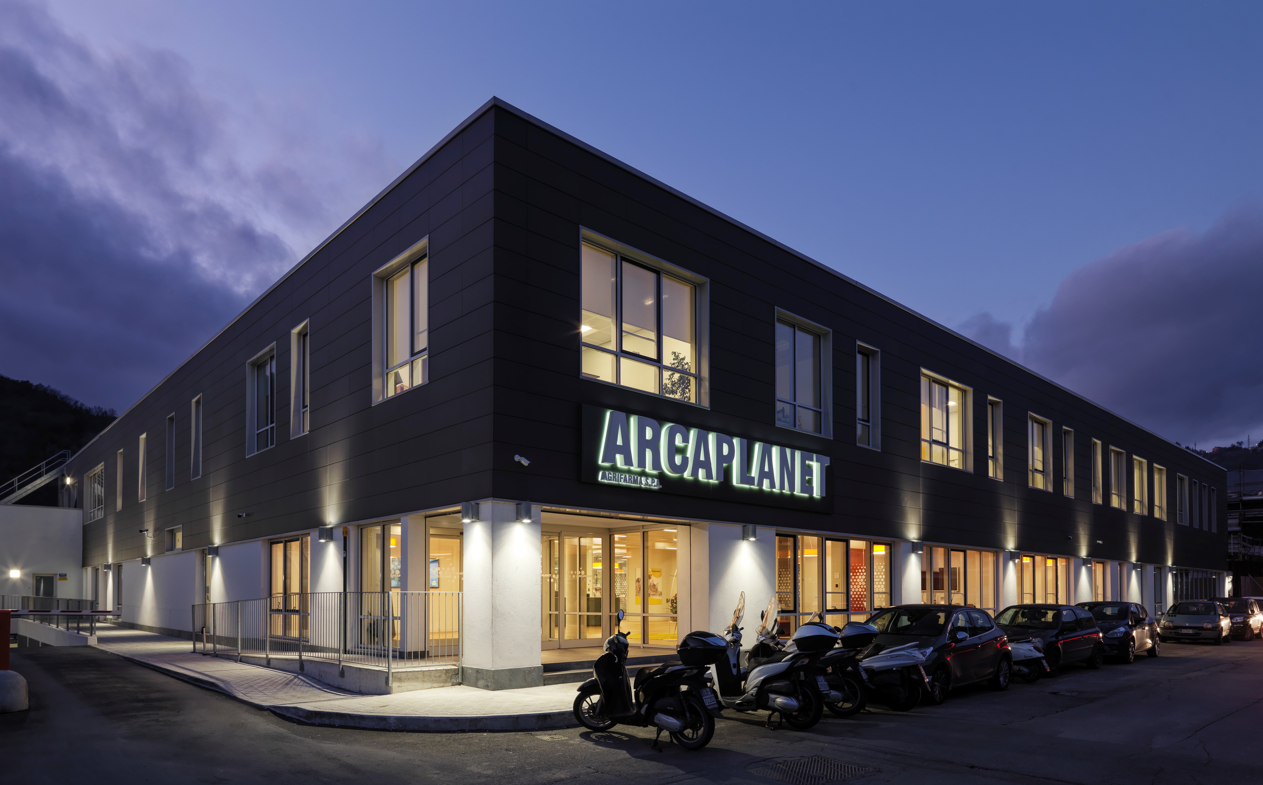 废弃工厂变身为绿色环保的 Arcaplanet 总部-1