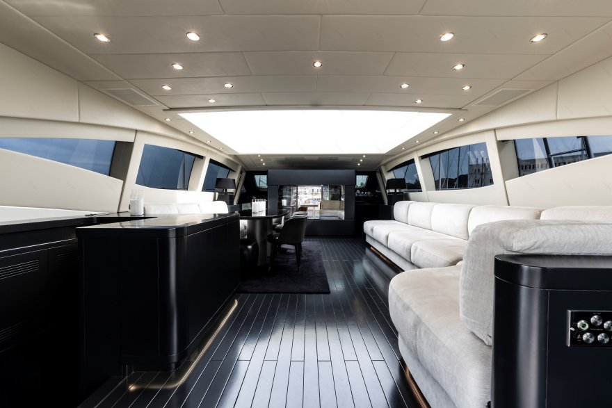 意式奢华游艇 Mangusta 92 现代翻新设计-0